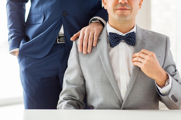 사진 사람들, 축하, 동성애, 동성 결혼 및 사랑 개념 - 어깨에 손을 얹고 결혼 반지를 낀 남성 게이 커플의 클로즈업
