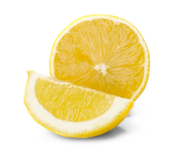 Кусочки свежего лимона, изолированные на белом