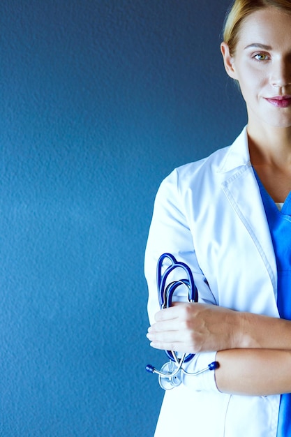 Photo portrait of young woman doctor with white coat standing in hospital