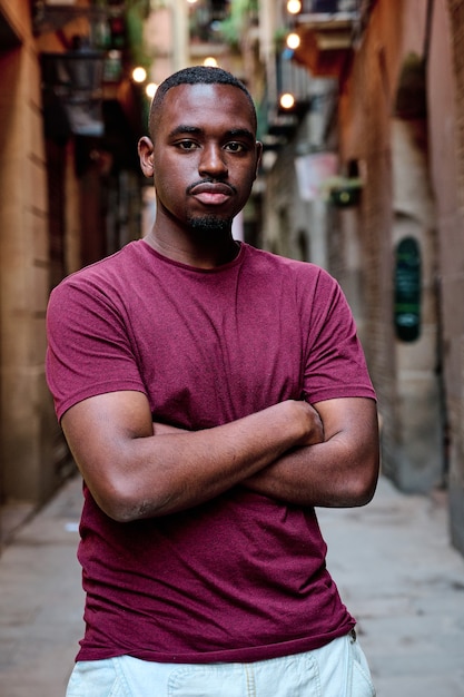 Photo portrait of young black man looking directly to camera in outdoor location