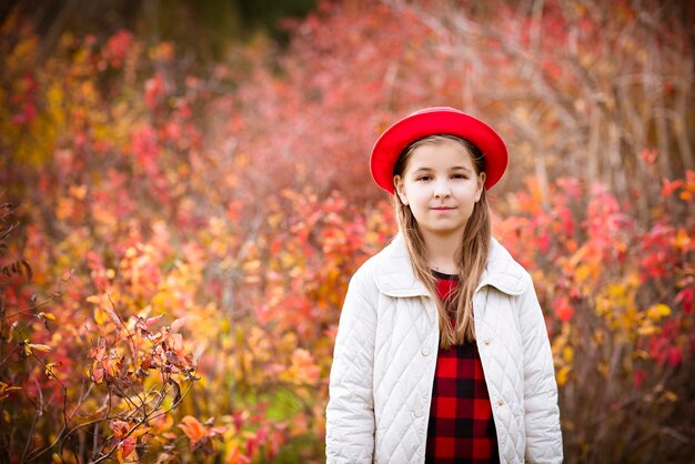 Photo portrait of boy standing in park during autumn