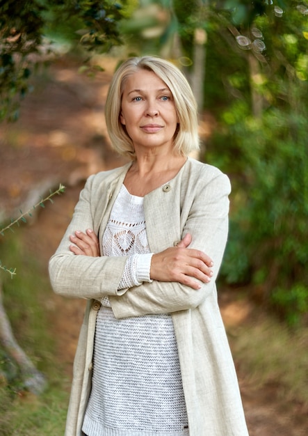 Photo portrait of elegant mature woman in the forest