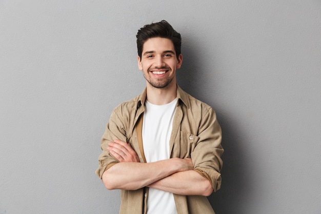 Photo portrait of a happy young casual man standing