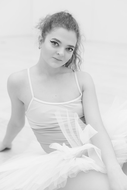 Фото Портрет молодой женщины, сидящей на кровати