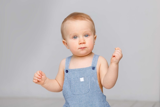 Фото Портрет ребенка с голубыми глазами на светлом фоне белый фон для рекламы высокое качество