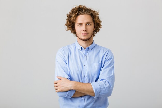 Фото Портрет красивого молодого человека в рубашке стоя
