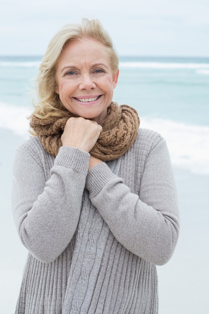 Фото Портрет улыбается старший женщина на пляже