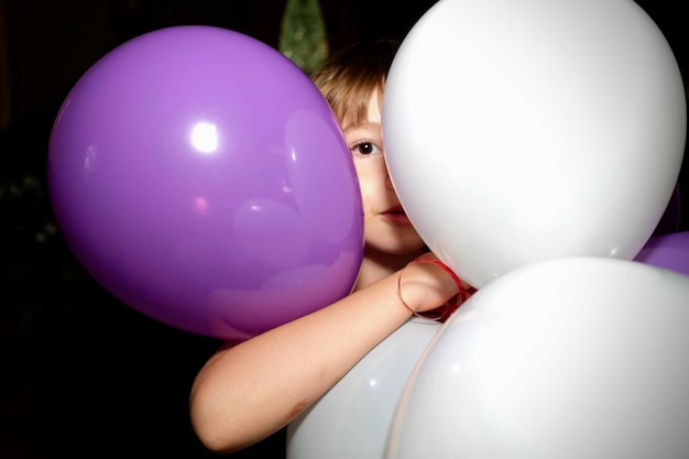 Фото Портрет мальчика с воздушными шарами