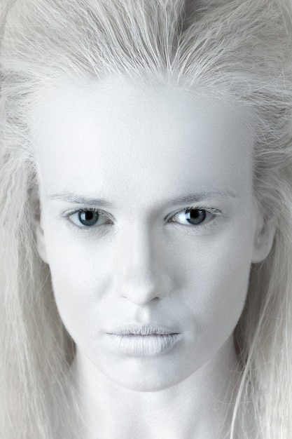 Фото Портрет загадочной женщины-альбиноса