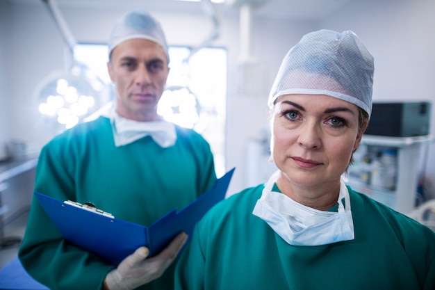 Портрет хирургов в операционной комнате