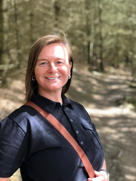 Foto portret van glimlachende vrouw in het bos