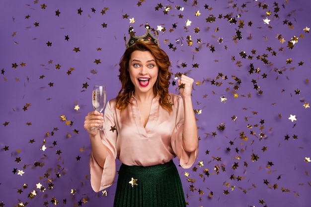 Фото Позитивная радуйтесь, девушка, у девичника, держите бокал с шампанским, наслаждайтесь победой