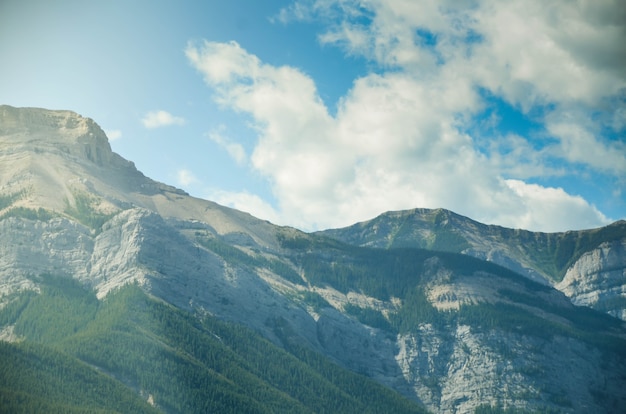 Фото pov вид на природный ландшафт на холм скалистого горного хребта в летнее дневное время в британской колумбии, канада, с голубым небом