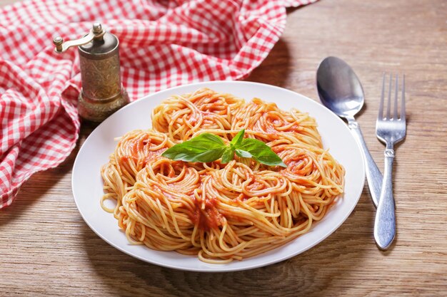 тарелка макарон с томатным соусом.