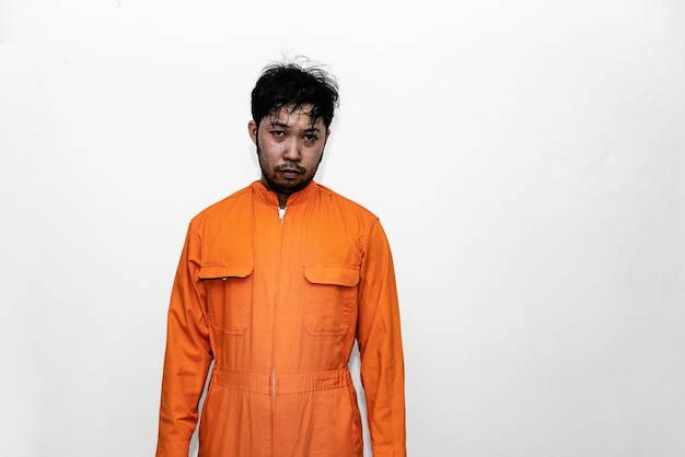 Концепция заключенного в оранжевом халатеПортрет азиатского красавца в тюремной формеУ бандита много мышц