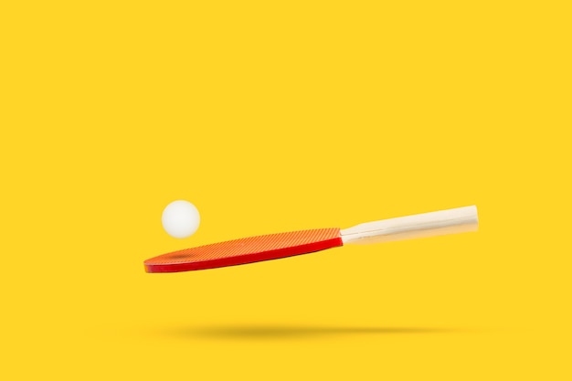 Красная ракетка для пинг-понга и белый шар, плавающий на желтом