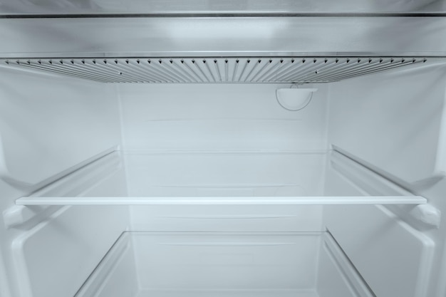 Холодильник открытый пустой холодильник внутри внутри крупным планом пустой холодильник с открытой дверью Новый чистый холодильник