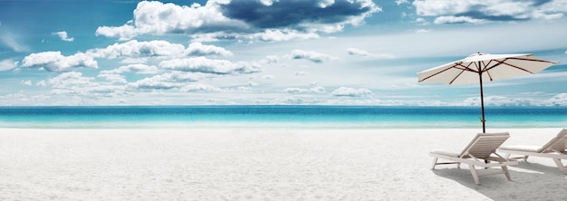 Отдохните на тропическом пляже под солнцем на шезлонгах