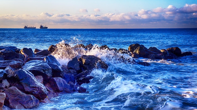 Фото Скалистый берег в туапсинском заливе, черное море
