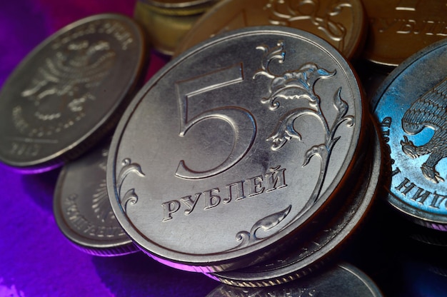 Фото Российская монета номиналом 5 рублей выделена синим цветом. крупный план.