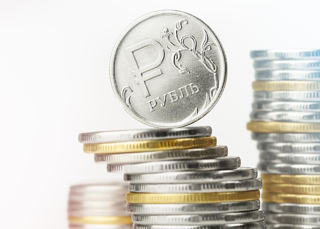 Фото Российский рубль стоит на стопке монет