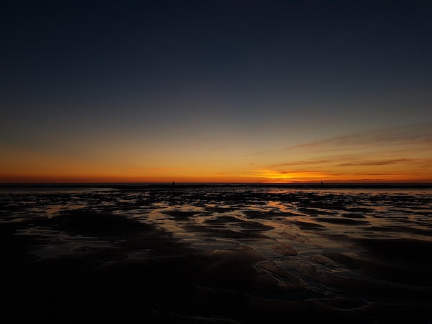 Фото Красивый вид на спокойное море при заходе солнца