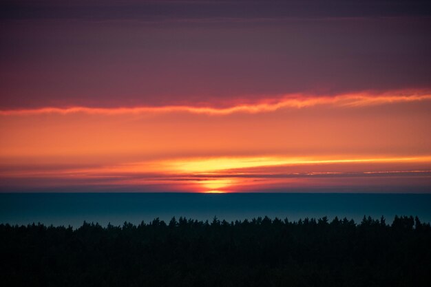 Фото Красивый вид на драматическое небо во время захода солнца