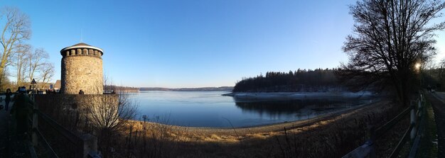 Фото Красивый вид на озеро на фоне чистого голубого неба