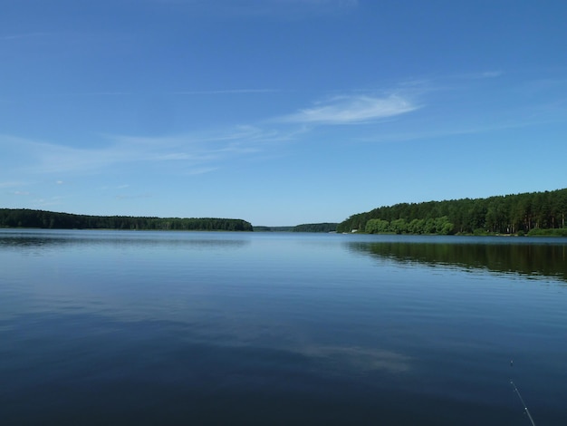 Фото Красивый вид на озеро на фоне голубого неба