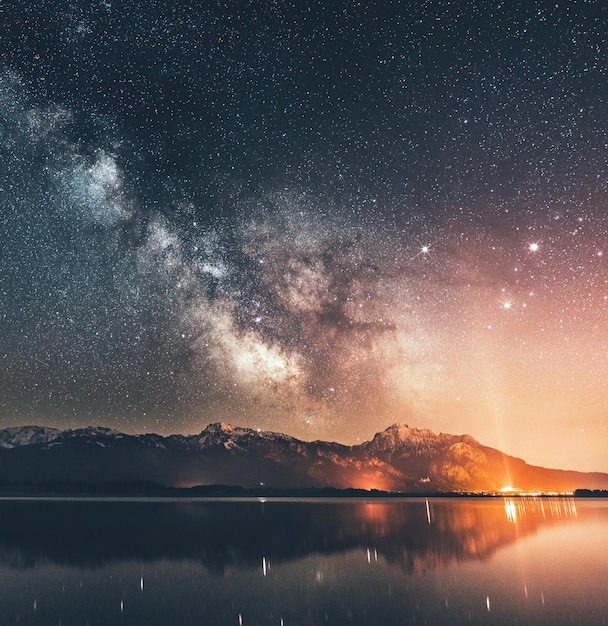 Фото Красивый вид на озеро на фоне ночного неба