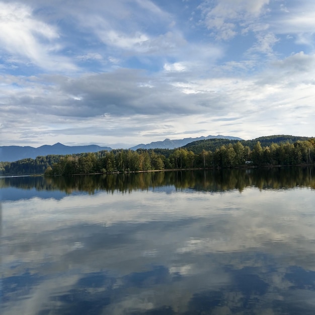 Фото Красивый вид на озеро в горах на фоне неба