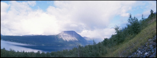 Фото Вид на горы на фоне облачного неба