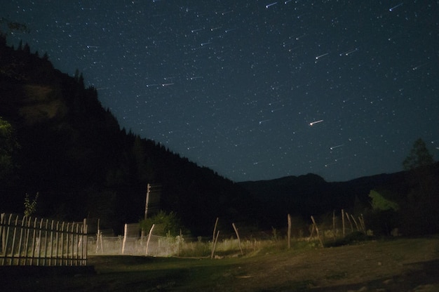 Фото Красивый вид на горы на фоне звездного поля ночью