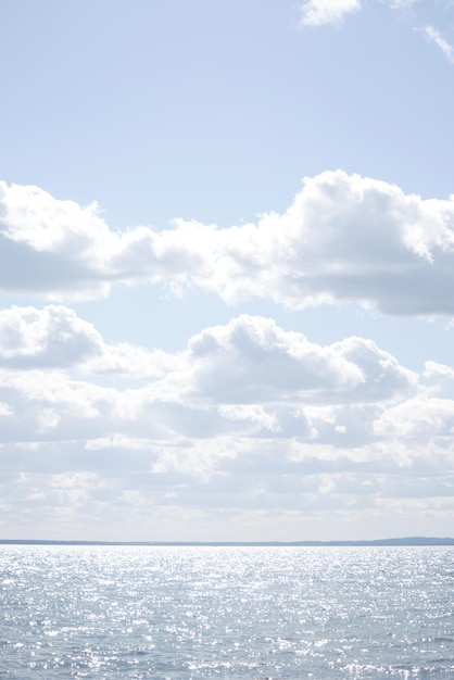 Фото Красивый вид на море на облачном небе