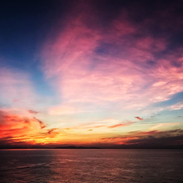 Фото Красивый вид на море на фоне драматического неба