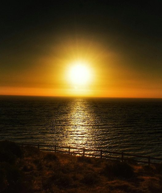 Фото Красивый вид на море на фоне неба во время захода солнца