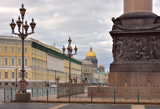 Фото Санкт-петербург россия09012020 дворцовая площадь утром основание александрийской колонны