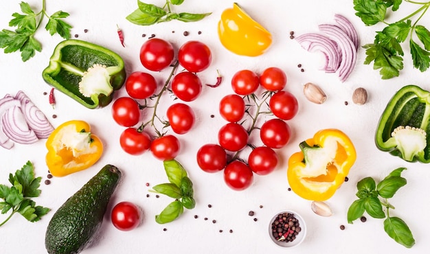 Выбор свежих органических овощей Здоровая пища или концепция диеты