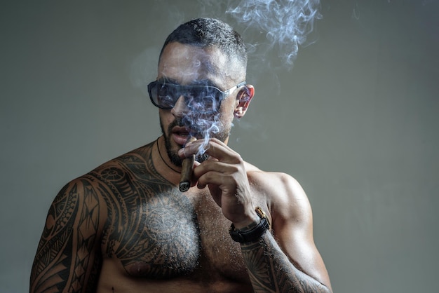 Сексуальный мужчина с голым торсом, брутальный красавец с татуированным телом мужчины татуировка повседневная мода портрет о ...
