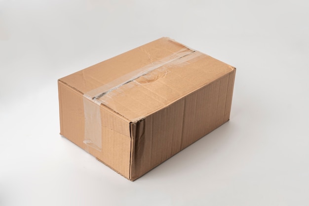 Простая доставка коробок на стол с цветной поверхностью, отправка почты с вещами.