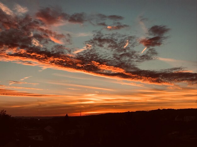 Фото Силуэт пейзажа на фоне драматического неба во время захода солнца