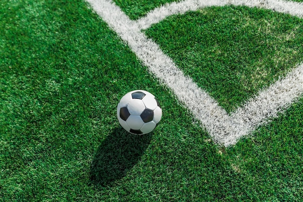 Футбольный мяч на углу футбольного поля