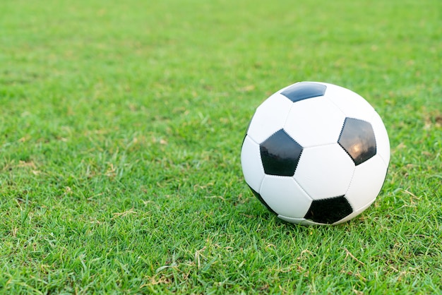 Футбольный мяч на фоне футбольного поля с копией пространства
