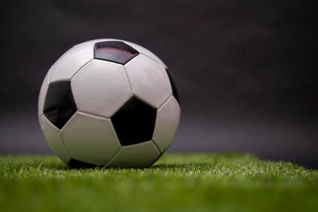 Футбольный мяч лежит на лужайке футбол на стадионе футбольное поле спортивные соревнования футбол