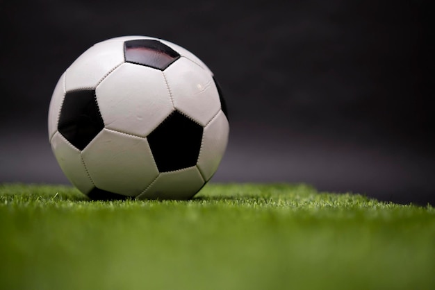 Футбольный мяч лежит на лужайке футбол на стадионе футбольное поле спортивные соревнования футбол