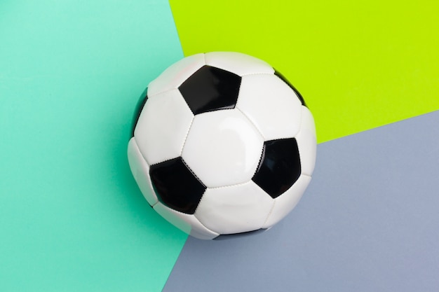 Фото Футбольный мяч на цветном фоне
