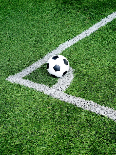 Футбол Футбол на угловом ударе линии мяча и футбольное поле фоновой текстуры футбольного поля
