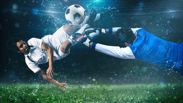 Фото Футбольный нападающий бьет по мячу акробатическим ударом в воздухе на стадионе во время ночного матча