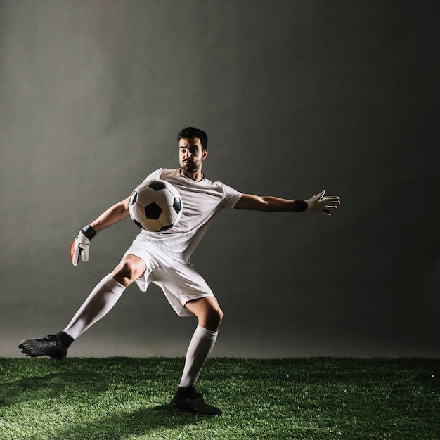 Photo soccer player crossing ball