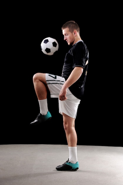 Фото Футболист делает трюки с мячом